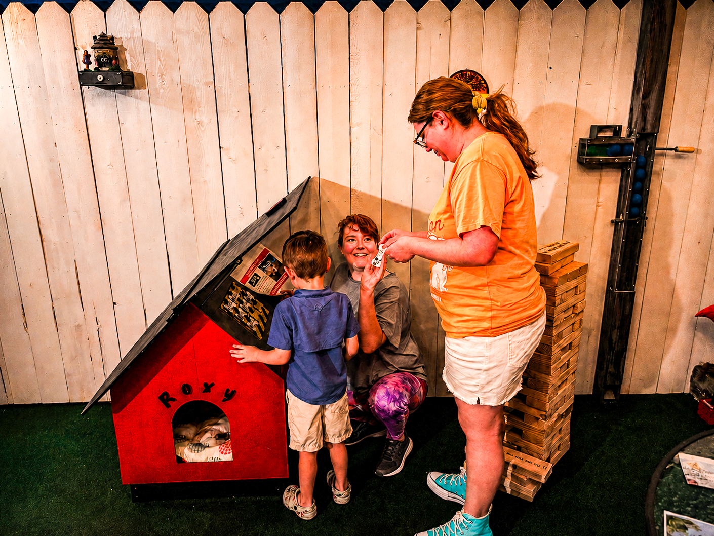 Man's Best Friend escape room set detail